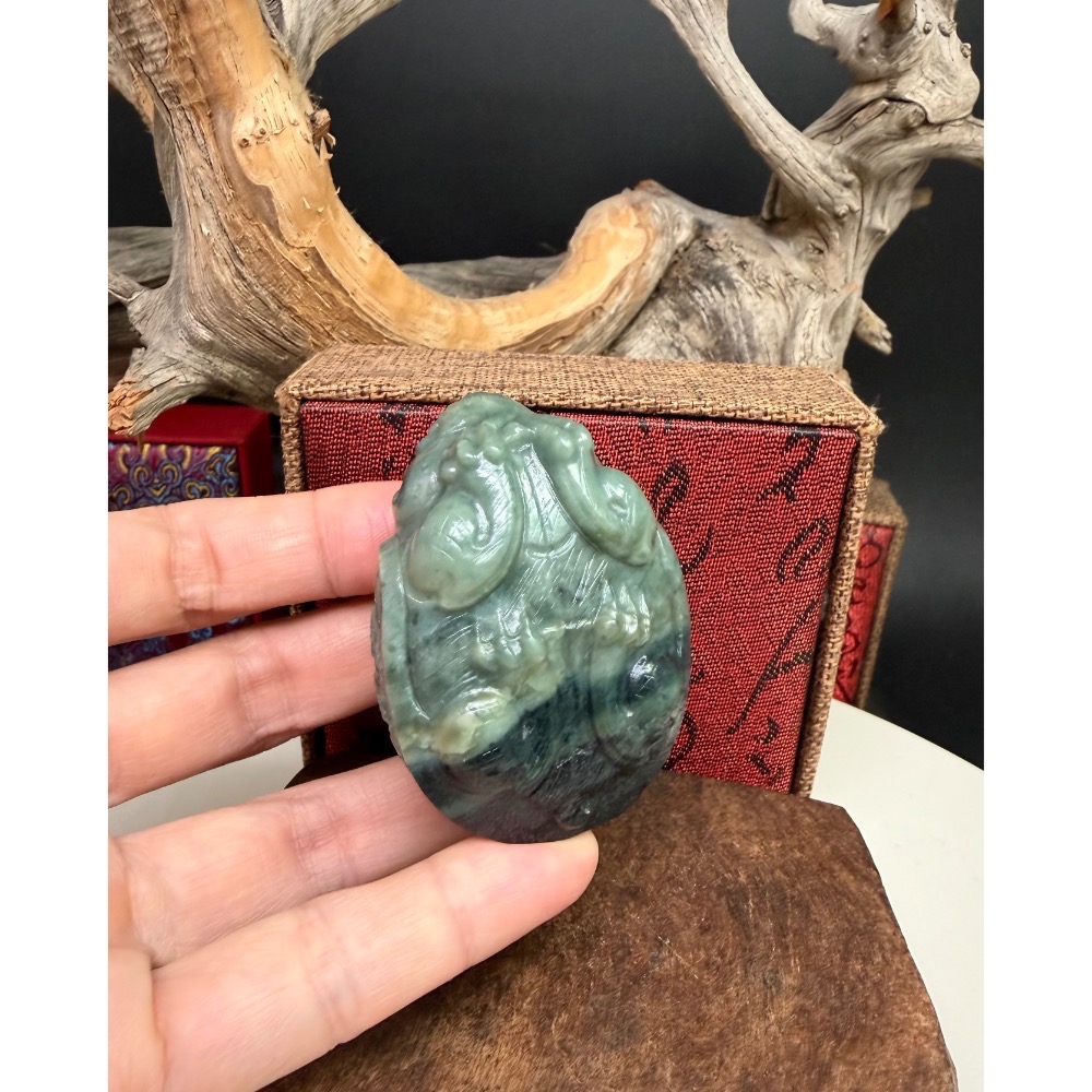 《寶瑠璃玉石水晶》保真天然和田玉三色青花料，手工立體雕刻「榮華富貴」吉祥龍龜擺件、手把件(附檢驗證書)-細節圖7