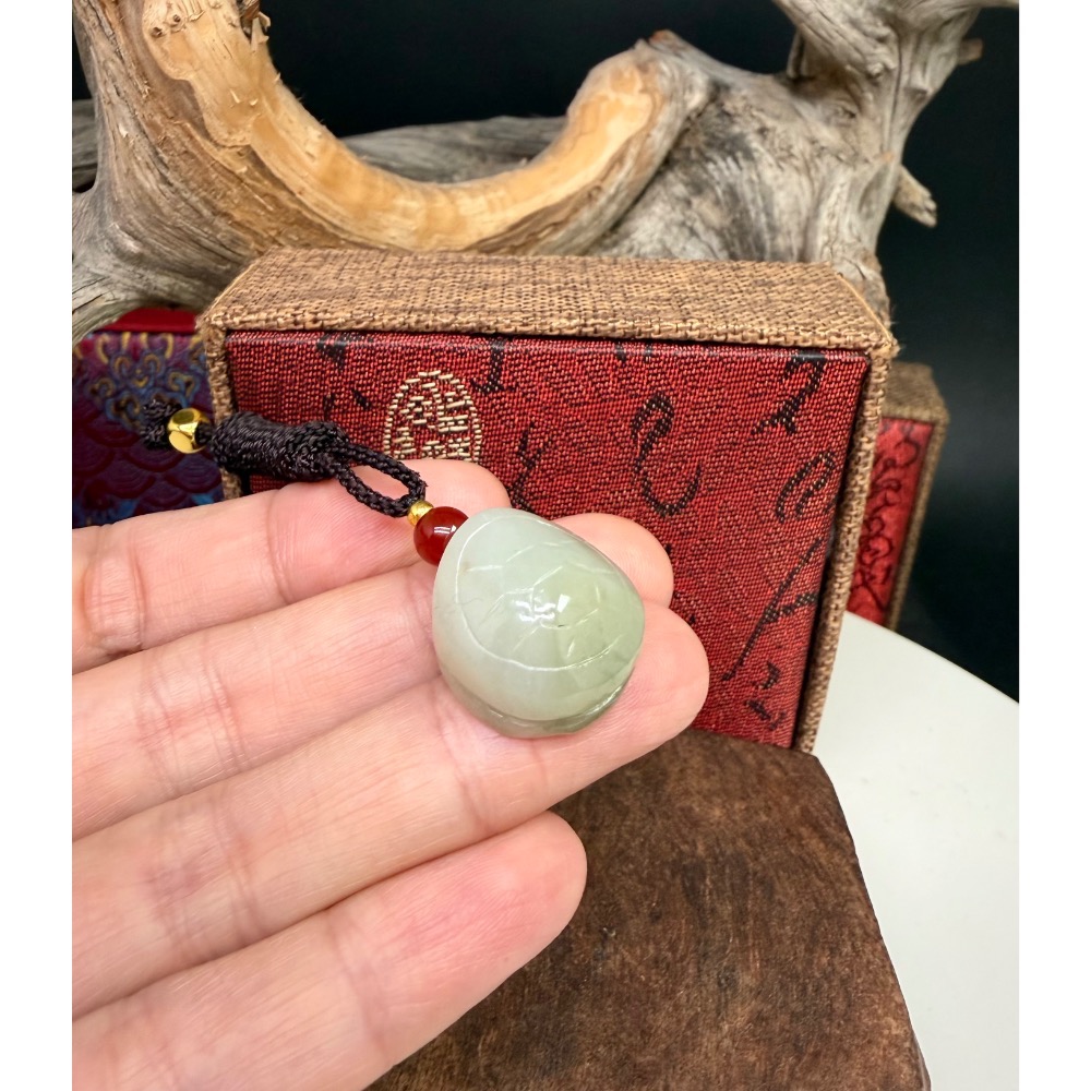《寶瑠璃玉石水晶》保真天然和田玉且末料帶翠，手工立體雕刻「富甲天下」龜甲掛飾、吊墜-細節圖2