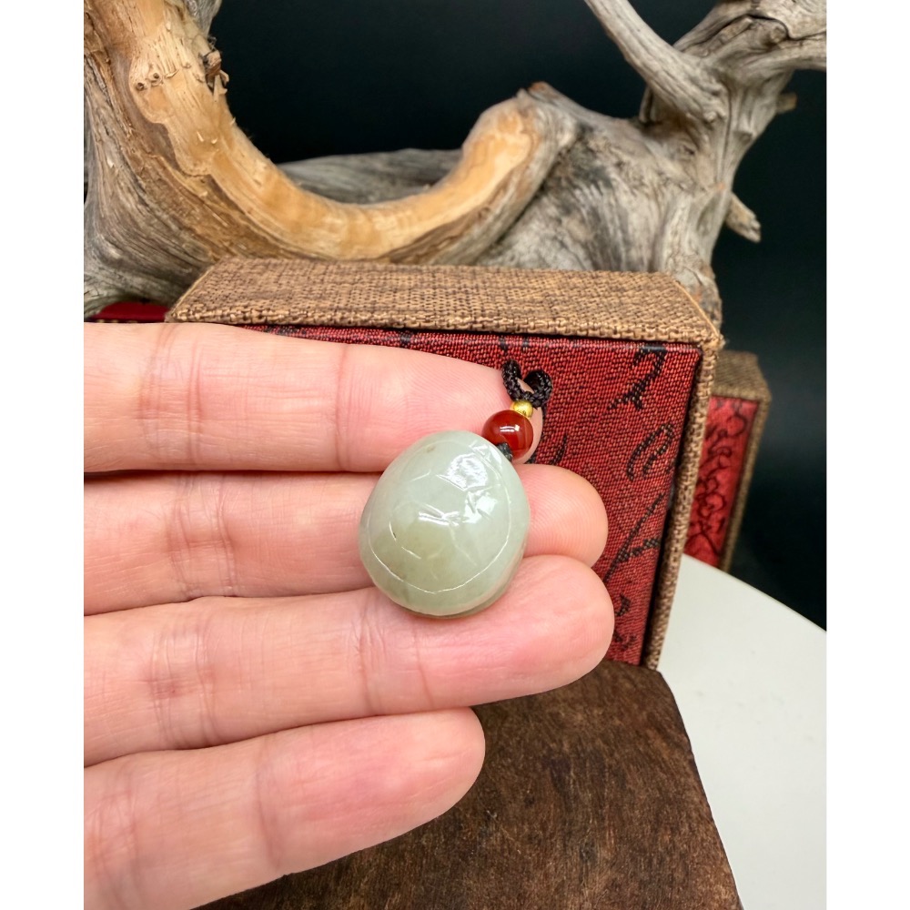 《寶瑠璃玉石水晶》保真天然和田玉且末料帶翠，手工立體雕刻「富甲天下」龜甲掛飾、吊墜-細節圖4