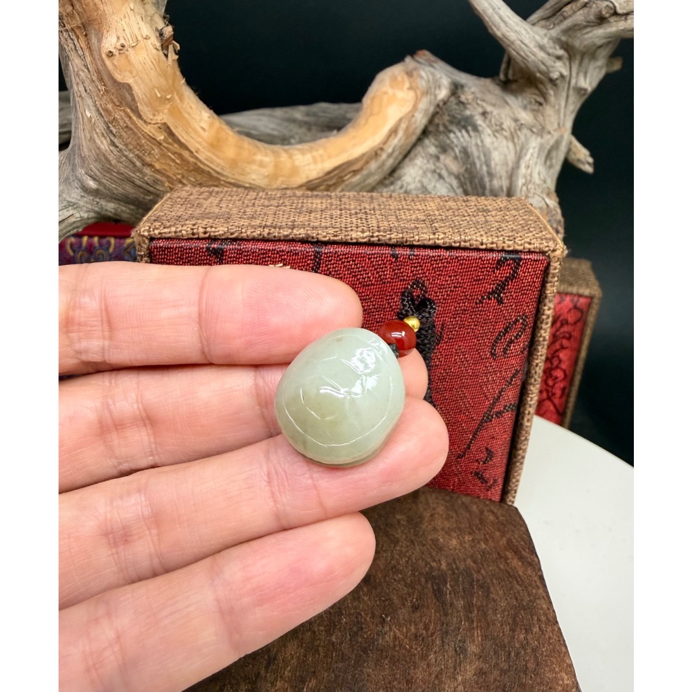 《寶瑠璃玉石水晶》保真天然和田玉且末料帶翠，手工立體雕刻「富甲天下」龜甲掛飾、吊墜-細節圖6
