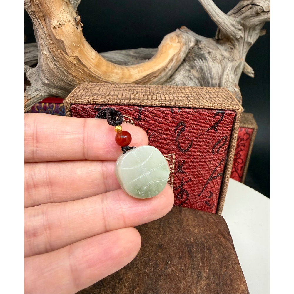 《寶瑠璃玉石水晶》保真天然和田玉且末料帶翠，手工立體雕刻「富甲天下」龜甲掛飾、吊墜-細節圖7