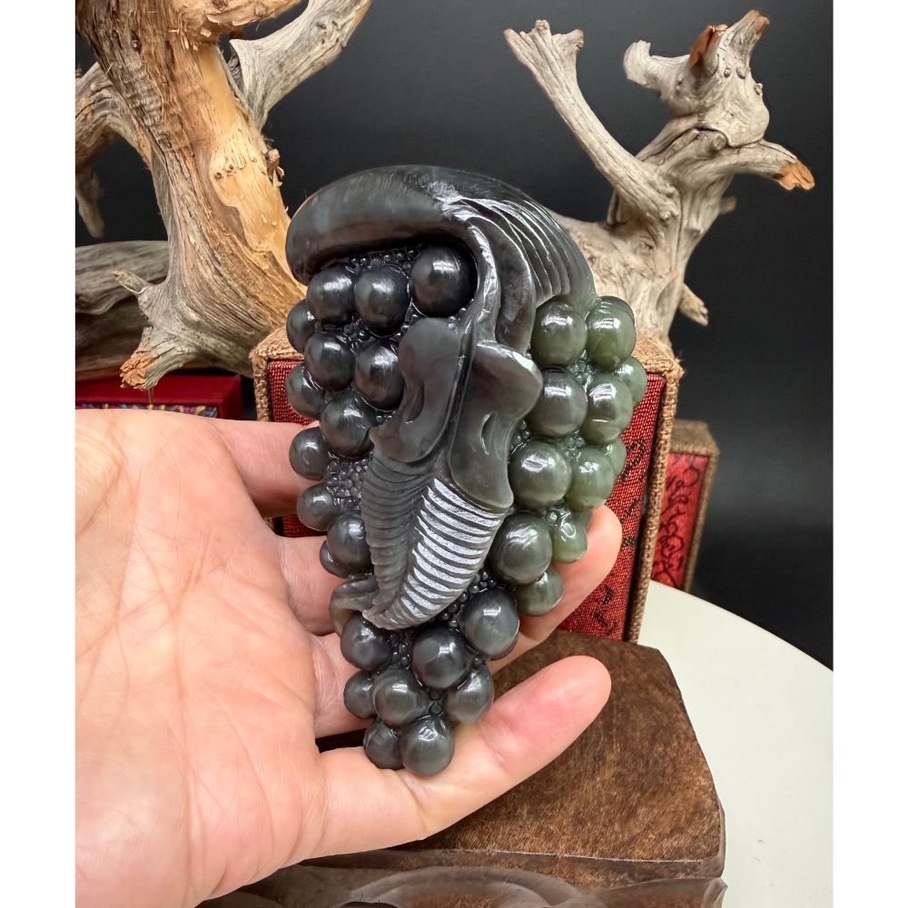 《寶瑠璃玉石水晶》保真天然和田玉煙紫帶翠，手工立體雕刻「豐收富足」雙色葡萄擺件、手把件(附檢驗證書及梅花底座)-細節圖2