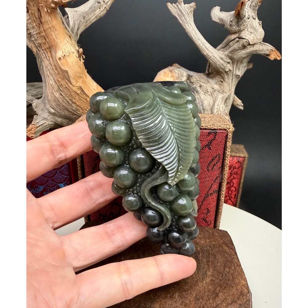 《寶瑠璃玉石水晶》保真天然和田玉煙紫帶翠，手工立體雕刻「豐收富足」雙色葡萄擺件、手把件(附檢驗證書及梅花底座)-細節圖3