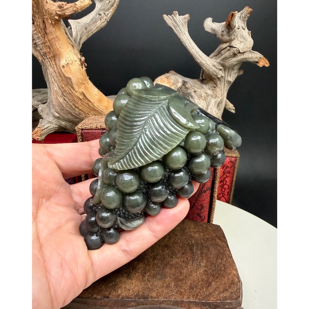 《寶瑠璃玉石水晶》保真天然和田玉煙紫帶翠，手工立體雕刻「豐收富足」雙色葡萄擺件、手把件(附檢驗證書及梅花底座)-細節圖4