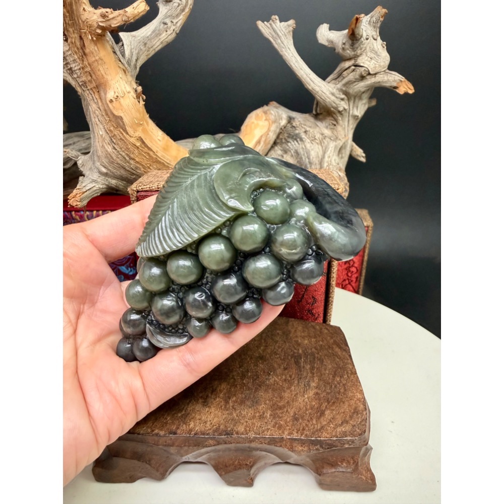 《寶瑠璃玉石水晶》保真天然和田玉煙紫帶翠，手工立體雕刻「豐收富足」雙色葡萄擺件、手把件(附檢驗證書及梅花底座)-細節圖5