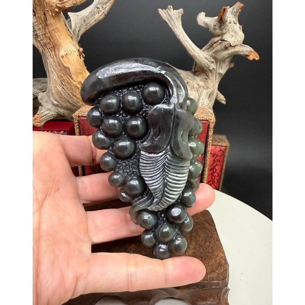 《寶瑠璃玉石水晶》保真天然和田玉煙紫帶翠，手工立體雕刻「豐收富足」雙色葡萄擺件、手把件(附檢驗證書及梅花底座)-細節圖6