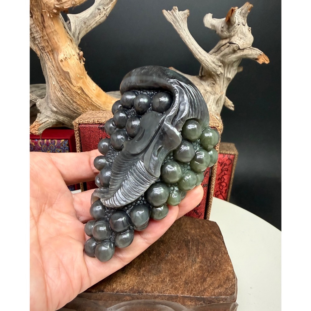 《寶瑠璃玉石水晶》保真天然和田玉煙紫帶翠，手工立體雕刻「豐收富足」雙色葡萄擺件、手把件(附檢驗證書及梅花底座)-細節圖7