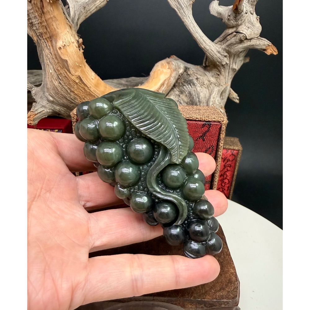 《寶瑠璃玉石水晶》保真天然和田玉煙紫帶翠，手工立體雕刻「豐收富足」雙色葡萄擺件、手把件(附檢驗證書及梅花底座)-細節圖8
