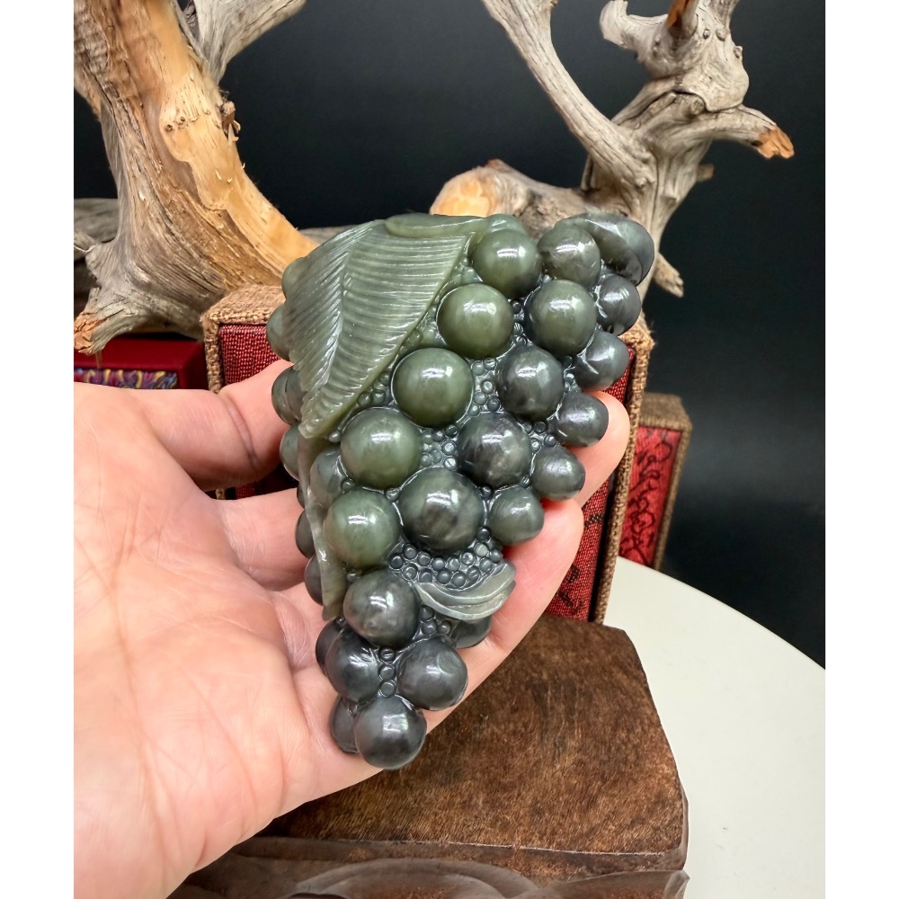 《寶瑠璃玉石水晶》保真天然和田玉煙紫帶翠，手工立體雕刻「豐收富足」雙色葡萄擺件、手把件(附檢驗證書及梅花底座)-細節圖9