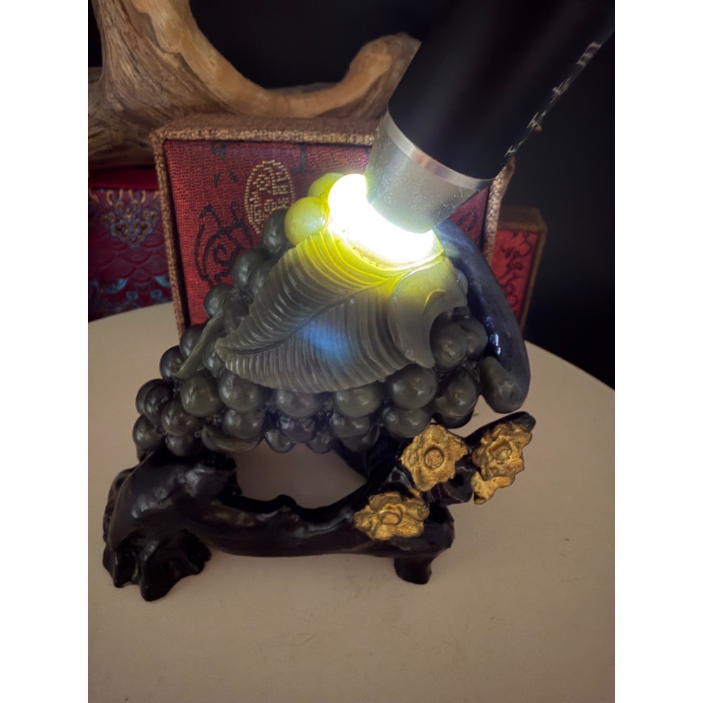 《寶瑠璃玉石水晶》保真天然和田玉煙紫帶翠，手工立體雕刻「豐收富足」雙色葡萄擺件、手把件(附檢驗證書及梅花底座)-細節圖10