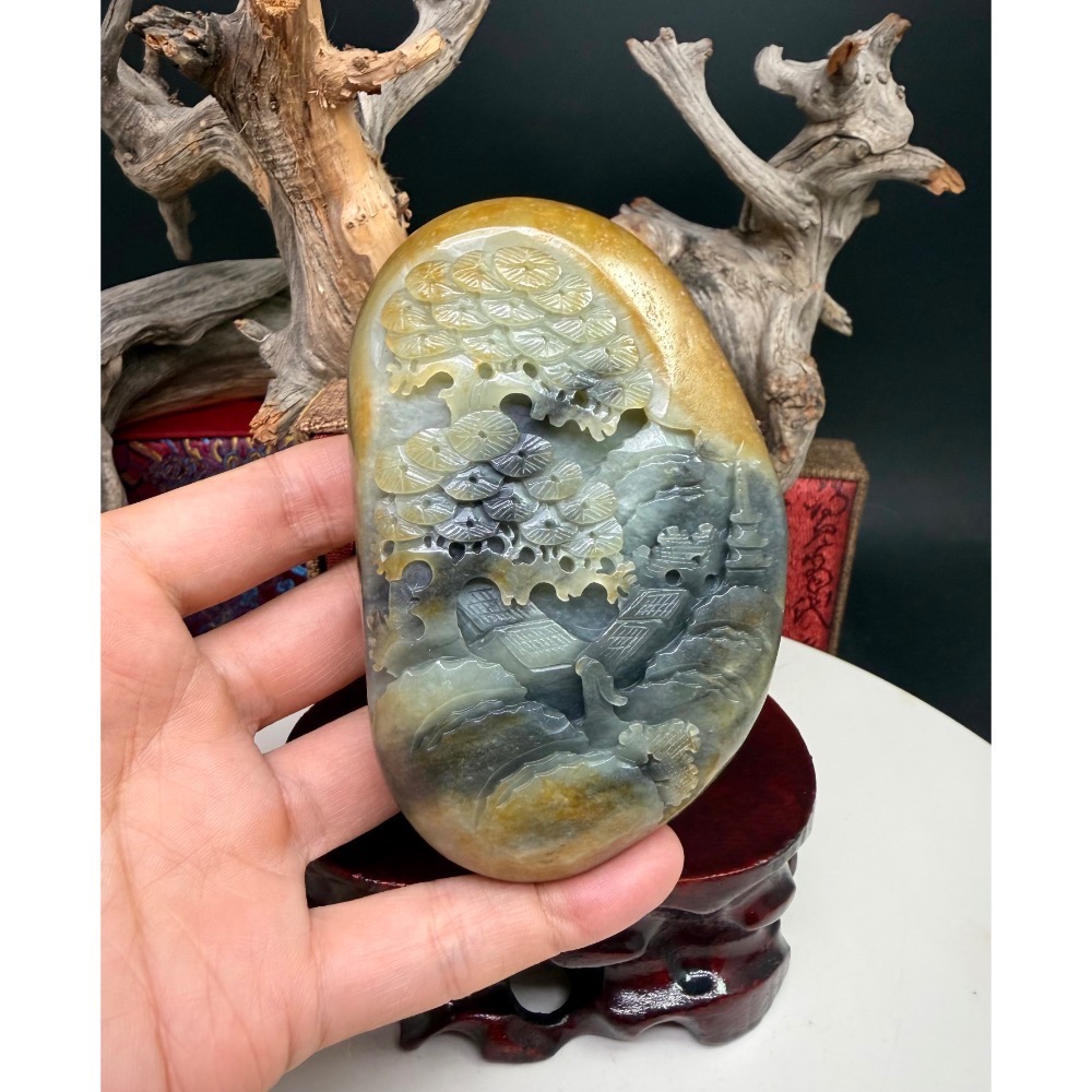 《寶瑠璃玉石水晶》保真天然和田玉黃沁青花籽料，手工雕刻「有朋自遠方來」大千山水擺件(附實木底座)-細節圖2