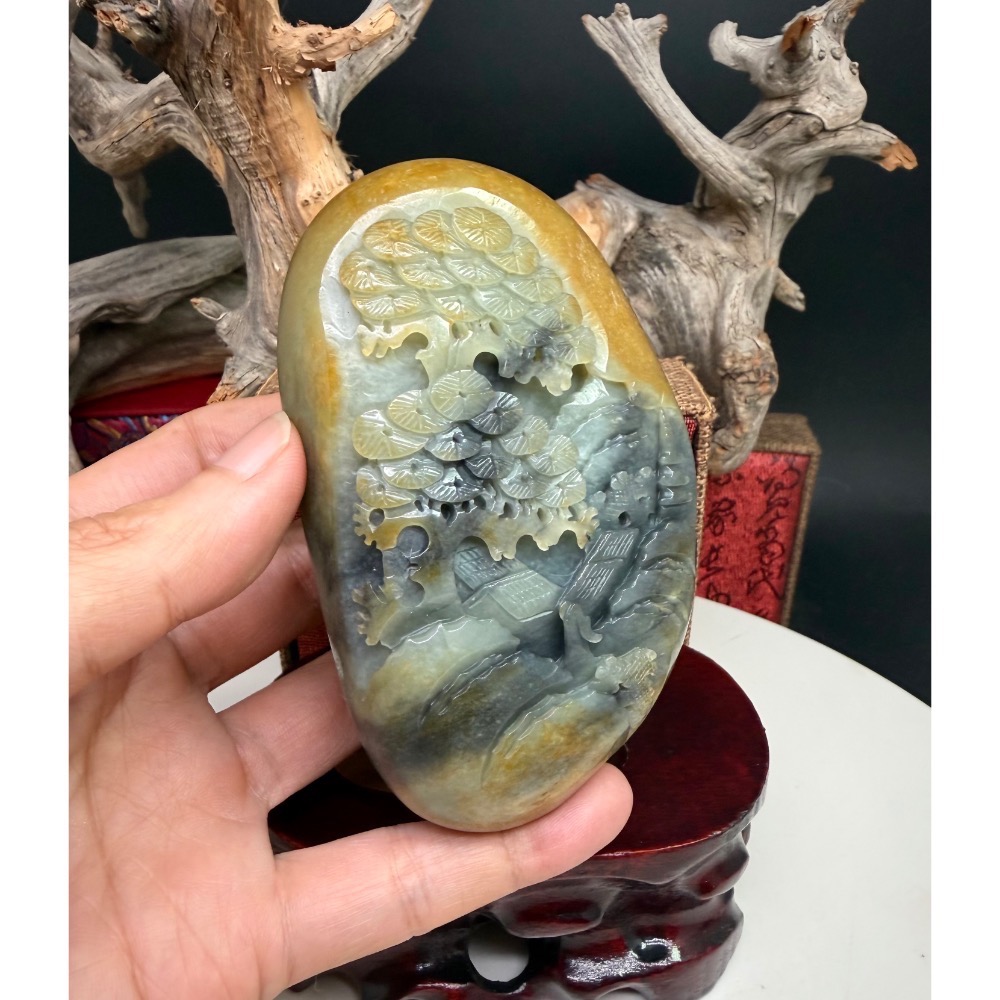 《寶瑠璃玉石水晶》保真天然和田玉黃沁青花籽料，手工雕刻「有朋自遠方來」大千山水擺件(附實木底座)-細節圖3