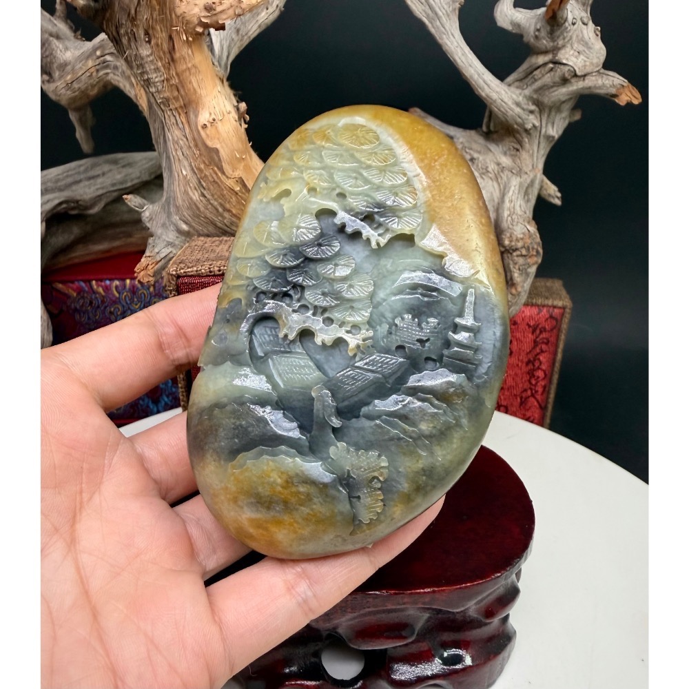 《寶瑠璃玉石水晶》保真天然和田玉黃沁青花籽料，手工雕刻「有朋自遠方來」大千山水擺件(附實木底座)-細節圖4