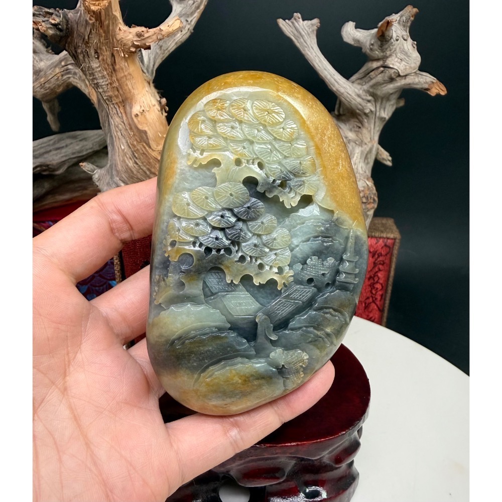 《寶瑠璃玉石水晶》保真天然和田玉黃沁青花籽料，手工雕刻「有朋自遠方來」大千山水擺件(附實木底座)-細節圖5