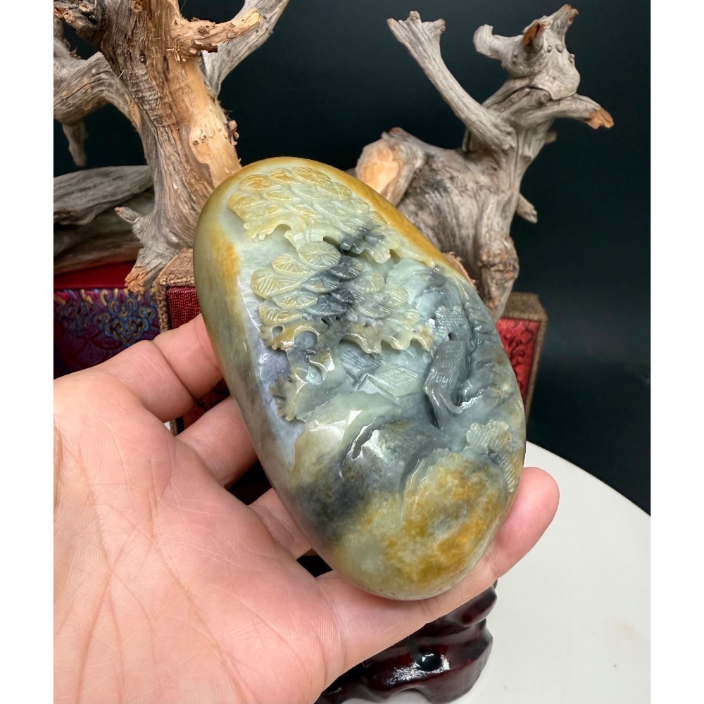 《寶瑠璃玉石水晶》保真天然和田玉黃沁青花籽料，手工雕刻「有朋自遠方來」大千山水擺件(附實木底座)-細節圖6