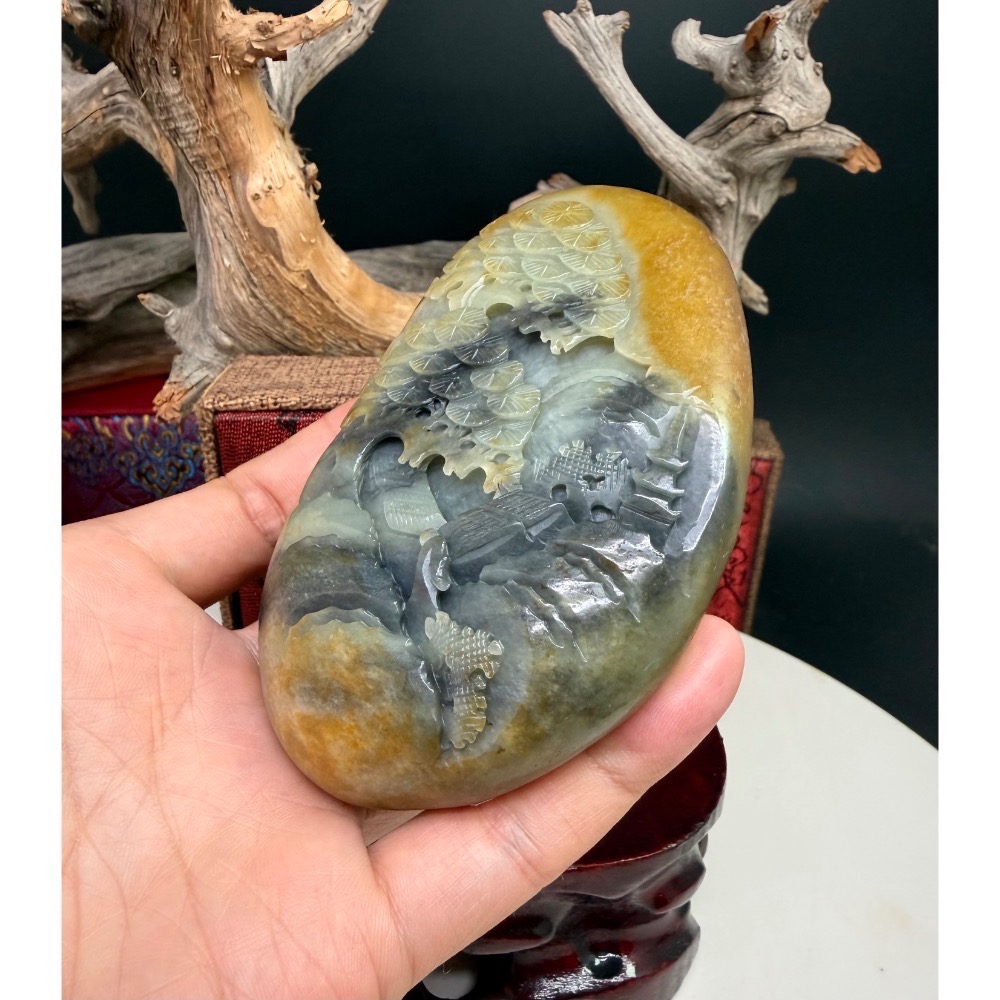 《寶瑠璃玉石水晶》保真天然和田玉黃沁青花籽料，手工雕刻「有朋自遠方來」大千山水擺件(附實木底座)-細節圖7