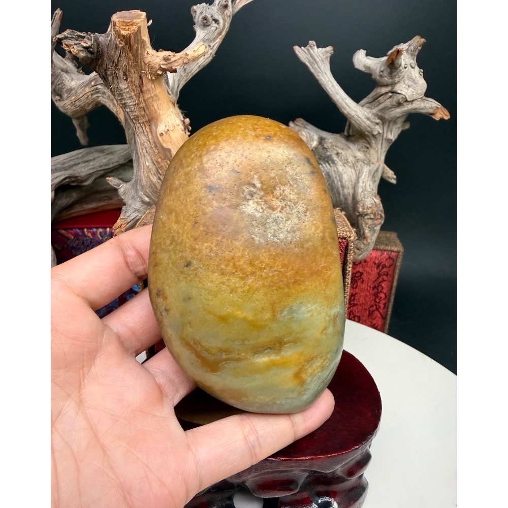 《寶瑠璃玉石水晶》保真天然和田玉黃沁青花籽料，手工雕刻「有朋自遠方來」大千山水擺件(附實木底座)-細節圖8