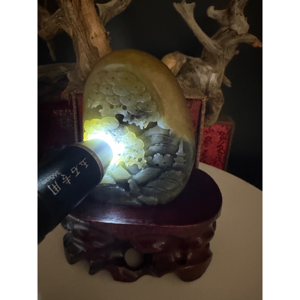 《寶瑠璃玉石水晶》保真天然和田玉黃沁青花籽料，手工雕刻「有朋自遠方來」大千山水擺件(附實木底座)-細節圖9