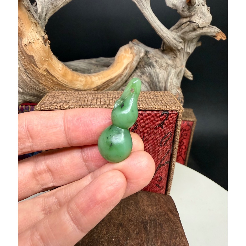 《寶瑠璃玉石水晶》保真天然和田玉烏蘭海碧玉，手工雕刻「大業有成」葫蘆吊墜、掛飾-細節圖2