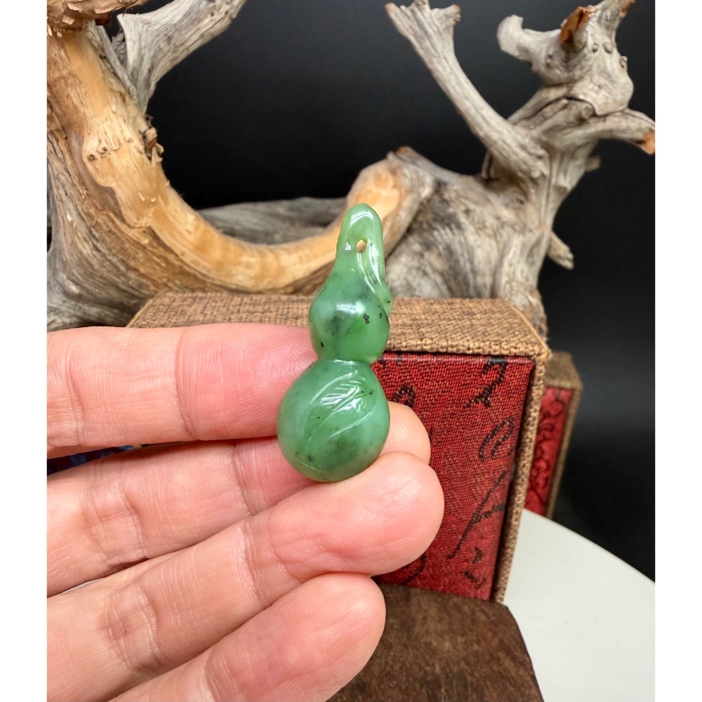 《寶瑠璃玉石水晶》保真天然和田玉烏蘭海碧玉，手工雕刻「大業有成」葫蘆吊墜、掛飾-細節圖3