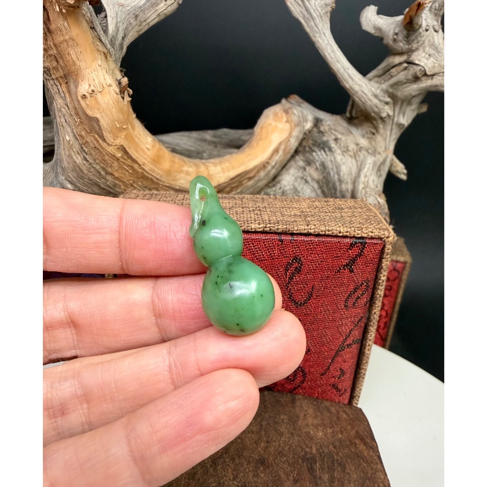 《寶瑠璃玉石水晶》保真天然和田玉烏蘭海碧玉，手工雕刻「大業有成」葫蘆吊墜、掛飾-細節圖4