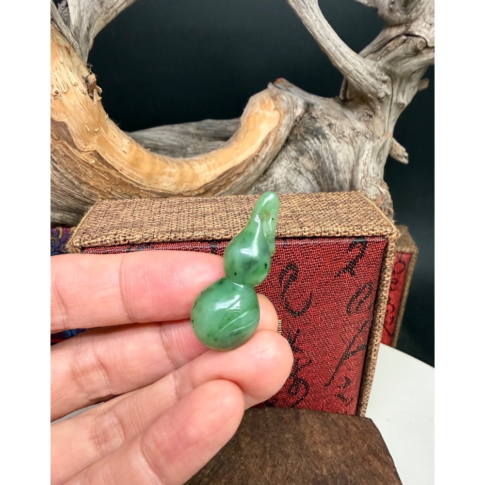 《寶瑠璃玉石水晶》保真天然和田玉烏蘭海碧玉，手工雕刻「大業有成」葫蘆吊墜、掛飾-細節圖5