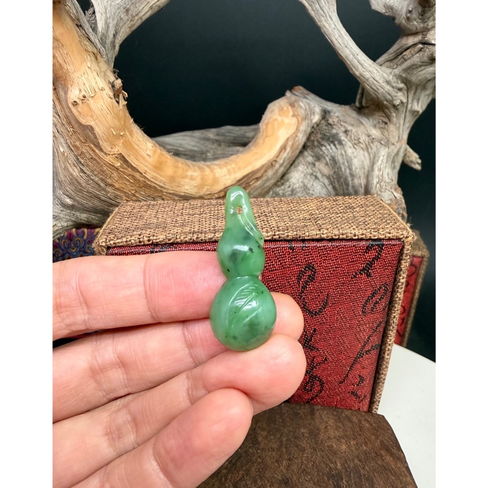 《寶瑠璃玉石水晶》保真天然和田玉烏蘭海碧玉，手工雕刻「大業有成」葫蘆吊墜、掛飾-細節圖6