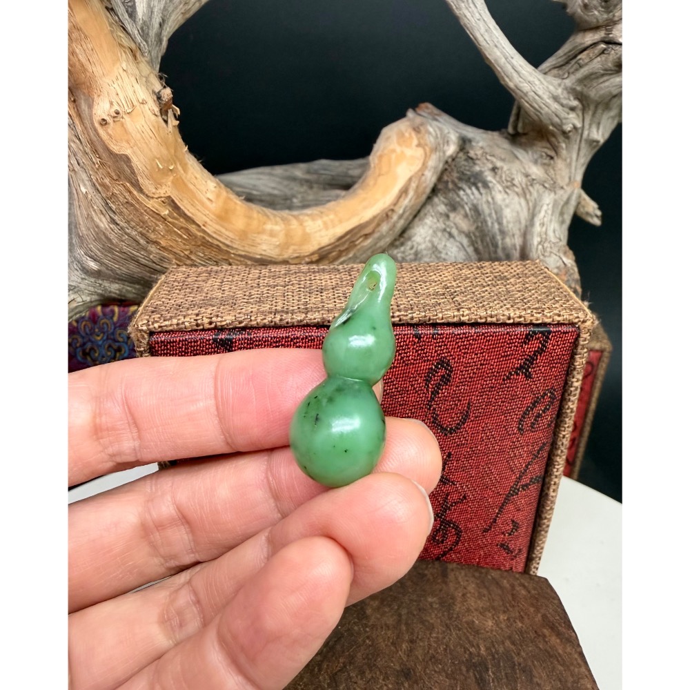 《寶瑠璃玉石水晶》保真天然和田玉烏蘭海碧玉，手工雕刻「大業有成」葫蘆吊墜、掛飾-細節圖8