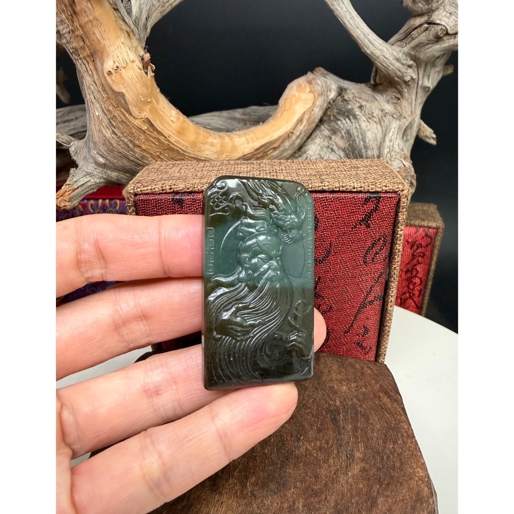 《寶瑠璃玉石水晶》保真天然和田玉且末藍糖，精雕祥龍武財神關聖掛飾、吊墜-細節圖2