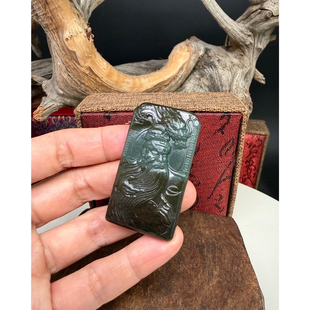 《寶瑠璃玉石水晶》保真天然和田玉且末藍糖，精雕祥龍武財神關聖掛飾、吊墜-細節圖3