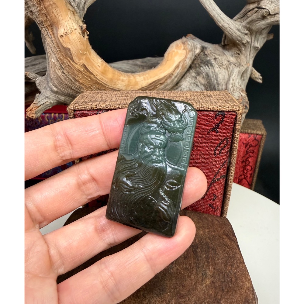 《寶瑠璃玉石水晶》保真天然和田玉且末藍糖，精雕祥龍武財神關聖掛飾、吊墜-細節圖5