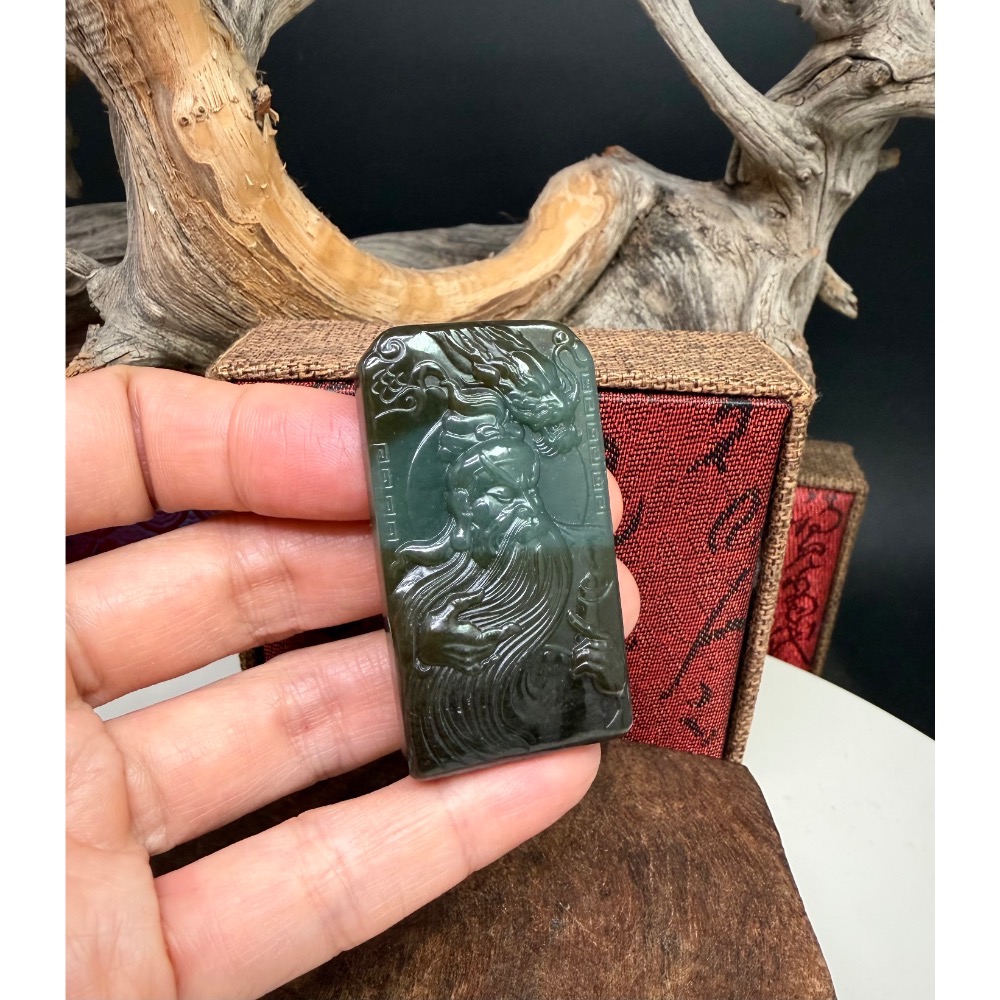 《寶瑠璃玉石水晶》保真天然和田玉且末藍糖，精雕祥龍武財神關聖掛飾、吊墜-細節圖6