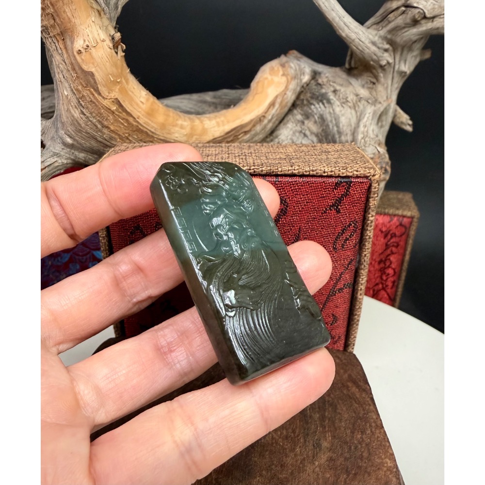 《寶瑠璃玉石水晶》保真天然和田玉且末藍糖，精雕祥龍武財神關聖掛飾、吊墜-細節圖7