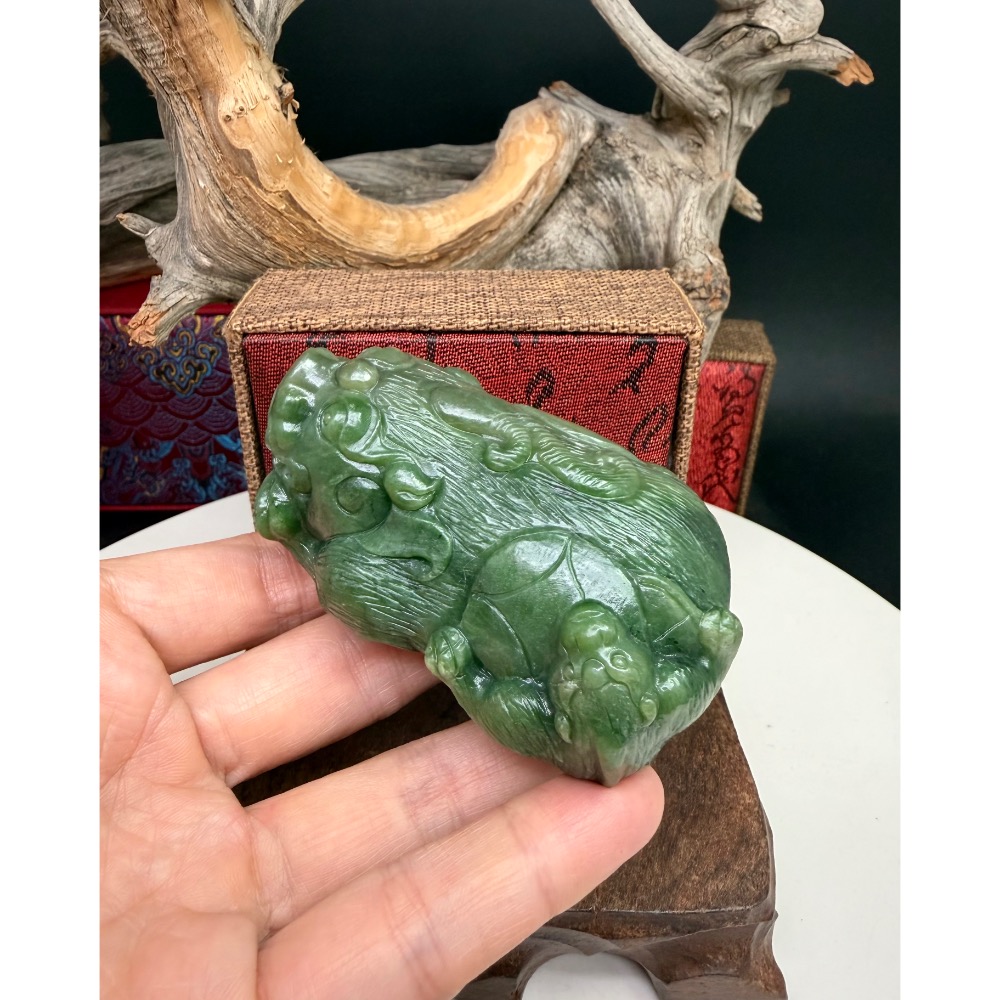 《寶瑠璃玉石水晶》保真天然和田玉雙色碧玉，手工立體雕刻「和諧富足」子母雙貔貅擺件、手把件(附檢驗證書)-細節圖2