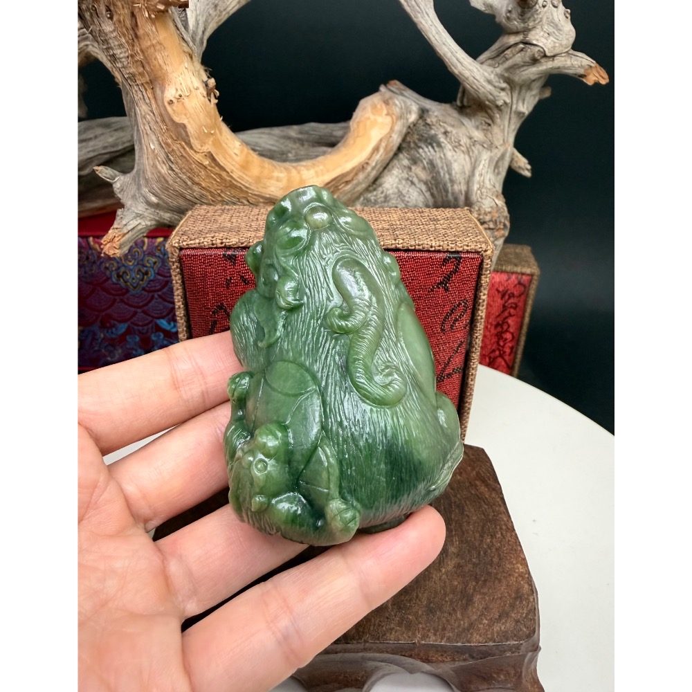 《寶瑠璃玉石水晶》保真天然和田玉雙色碧玉，手工立體雕刻「和諧富足」子母雙貔貅擺件、手把件(附檢驗證書)-細節圖3