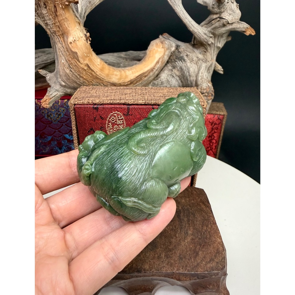 《寶瑠璃玉石水晶》保真天然和田玉雙色碧玉，手工立體雕刻「和諧富足」子母雙貔貅擺件、手把件(附檢驗證書)-細節圖4