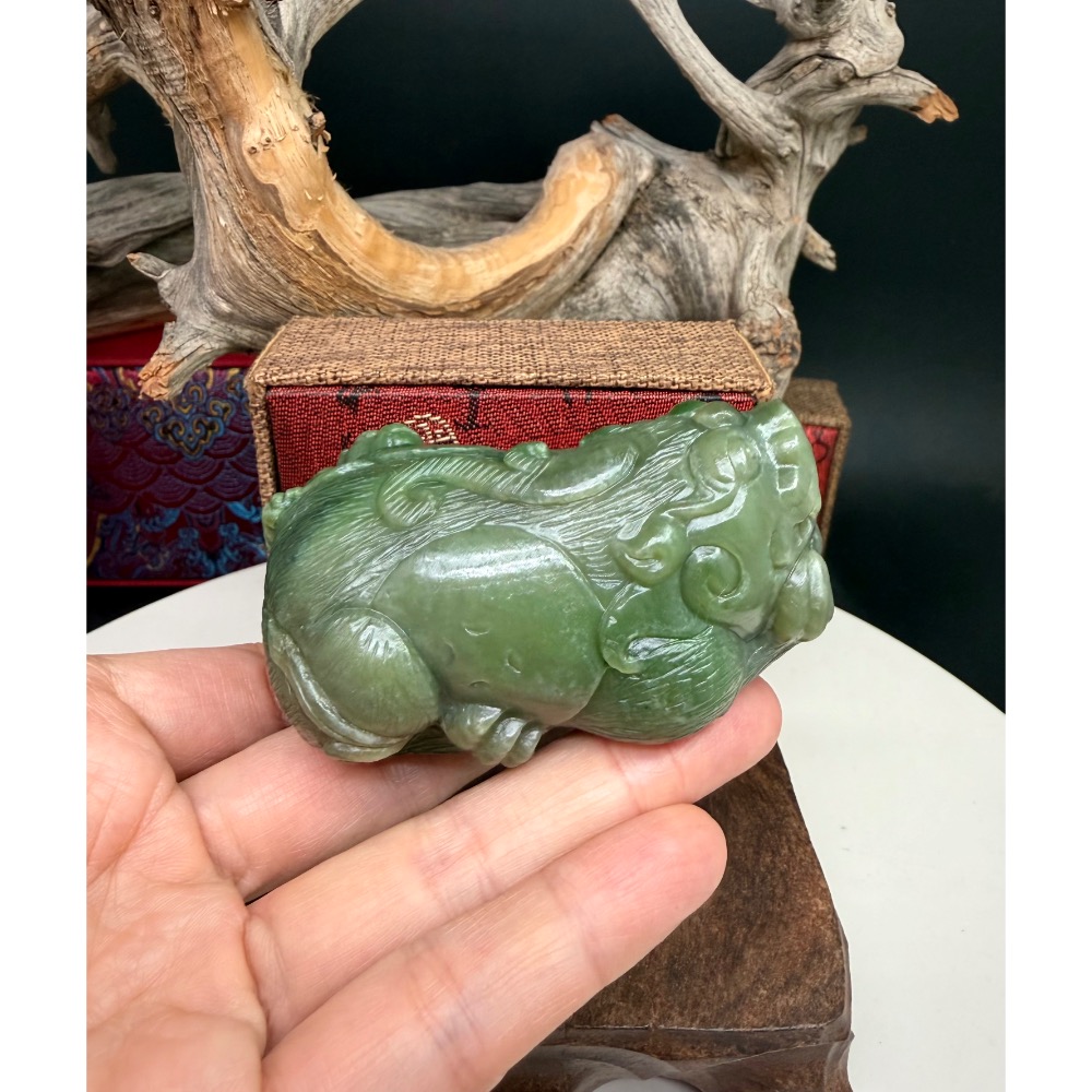《寶瑠璃玉石水晶》保真天然和田玉雙色碧玉，手工立體雕刻「和諧富足」子母雙貔貅擺件、手把件(附檢驗證書)-細節圖5