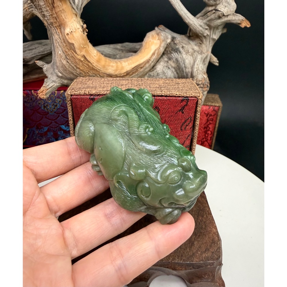 《寶瑠璃玉石水晶》保真天然和田玉雙色碧玉，手工立體雕刻「和諧富足」子母雙貔貅擺件、手把件(附檢驗證書)-細節圖6