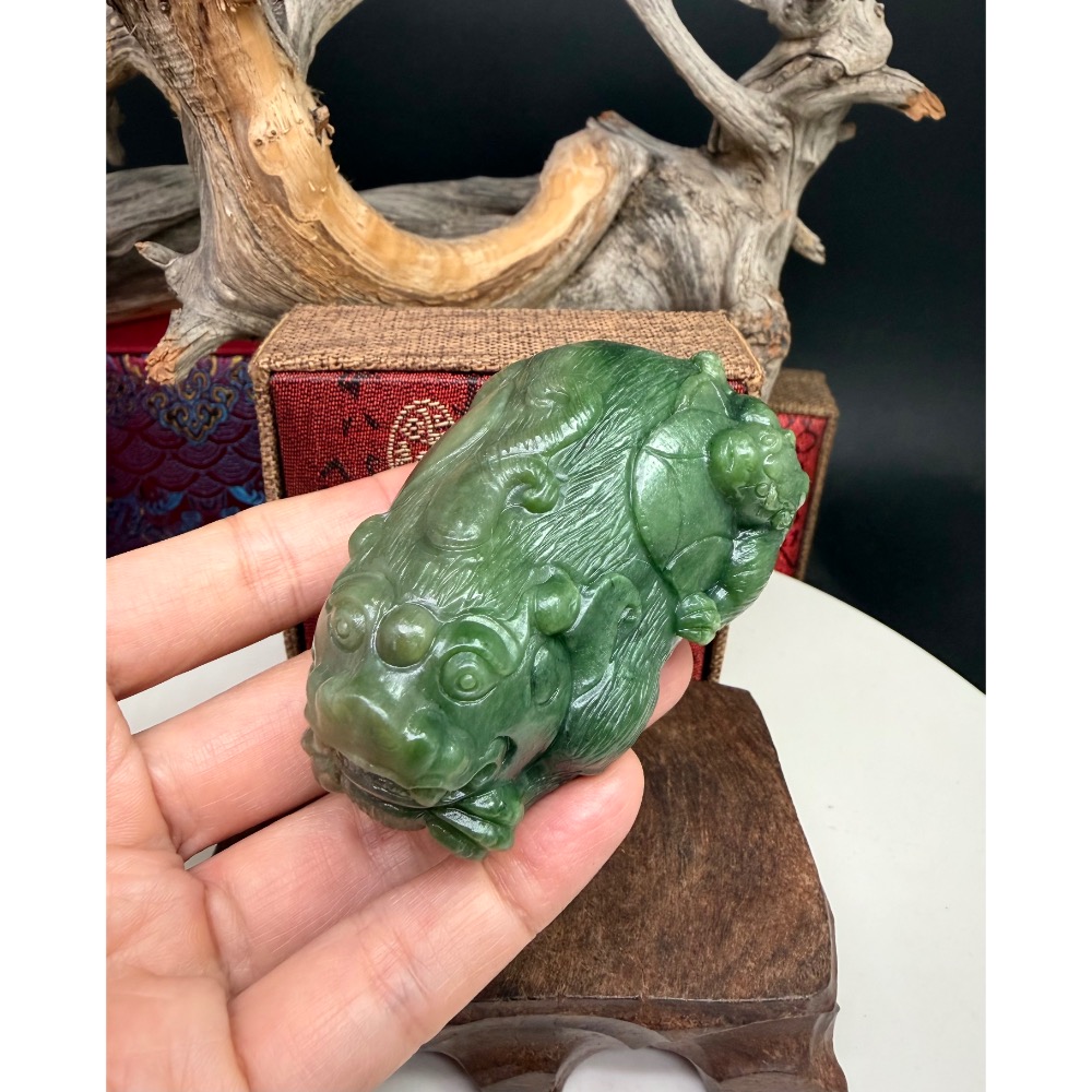 《寶瑠璃玉石水晶》保真天然和田玉雙色碧玉，手工立體雕刻「和諧富足」子母雙貔貅擺件、手把件(附檢驗證書)-細節圖7