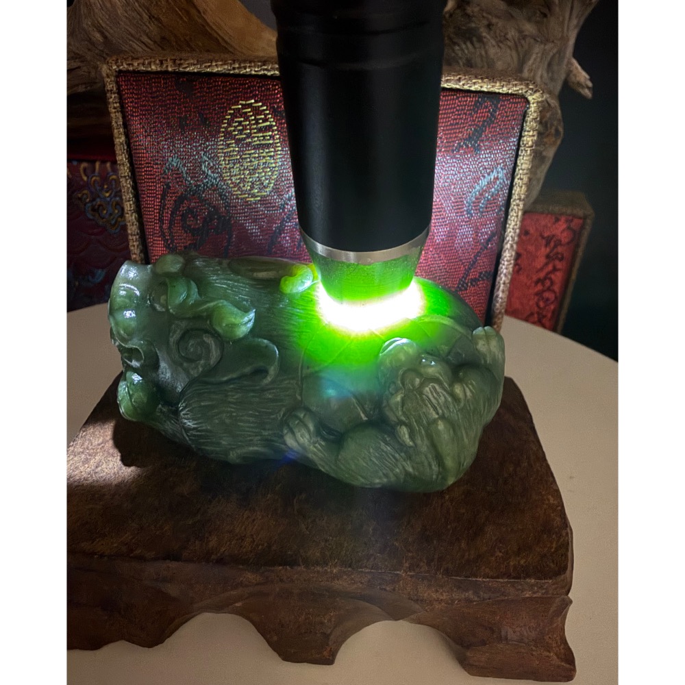 《寶瑠璃玉石水晶》保真天然和田玉雙色碧玉，手工立體雕刻「和諧富足」子母雙貔貅擺件、手把件(附檢驗證書)-細節圖9