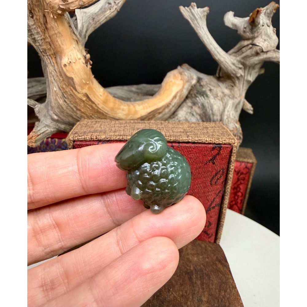 《寶瑠璃玉石水晶》保真天然和田玉且末料，手工雕刻「羊羊得意」如意吉羊吊墜、小擺件-細節圖2