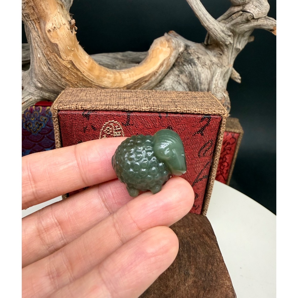 《寶瑠璃玉石水晶》保真天然和田玉且末料，手工雕刻「羊羊得意」如意吉羊吊墜、小擺件-細節圖3