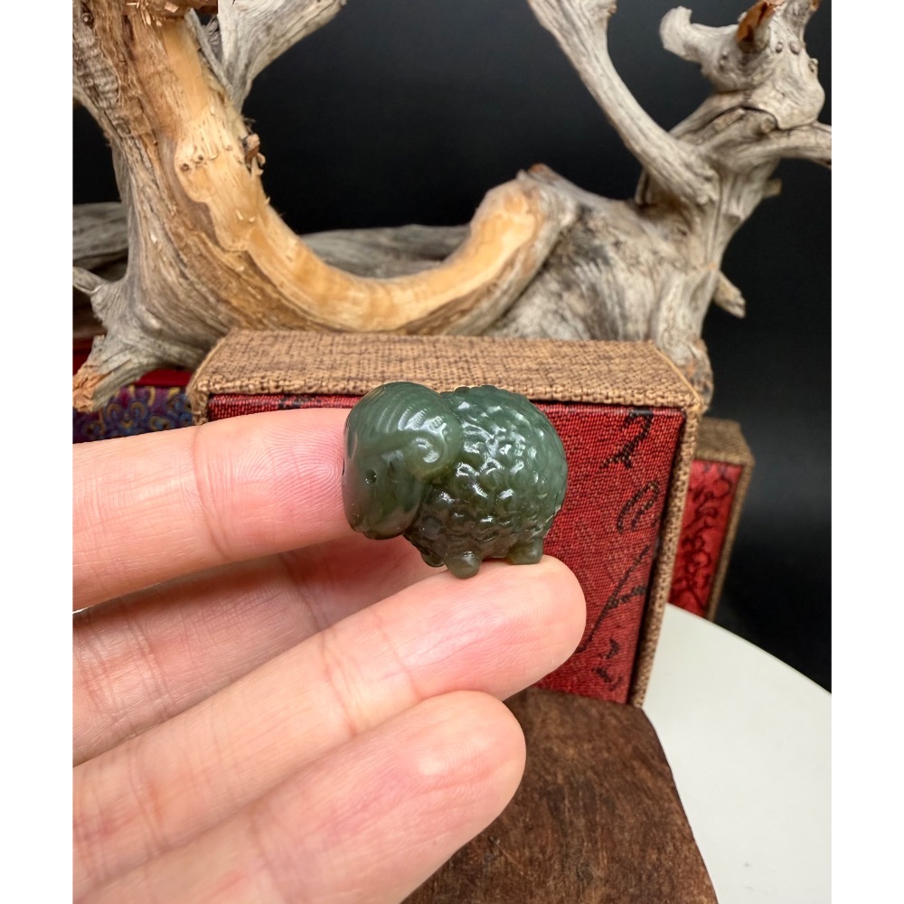 《寶瑠璃玉石水晶》保真天然和田玉且末料，手工雕刻「羊羊得意」如意吉羊吊墜、小擺件-細節圖5