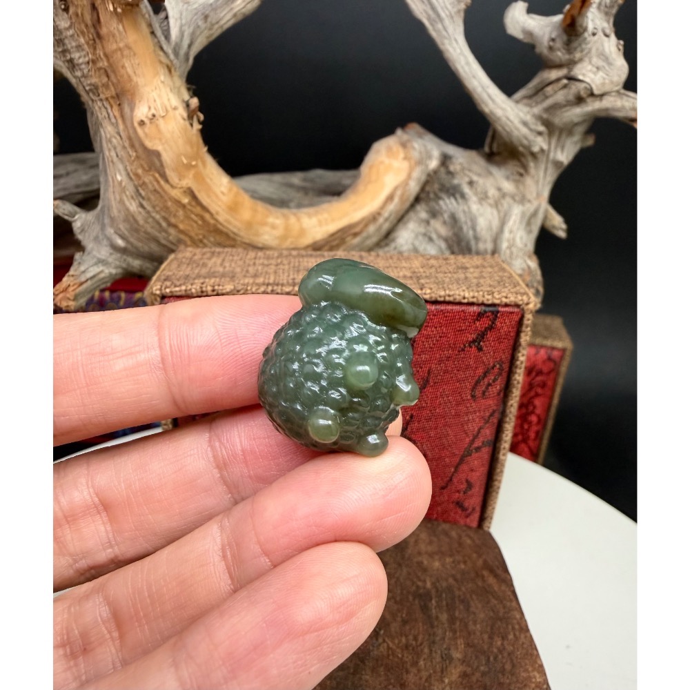 《寶瑠璃玉石水晶》保真天然和田玉且末料，手工雕刻「羊羊得意」如意吉羊吊墜、小擺件-細節圖8