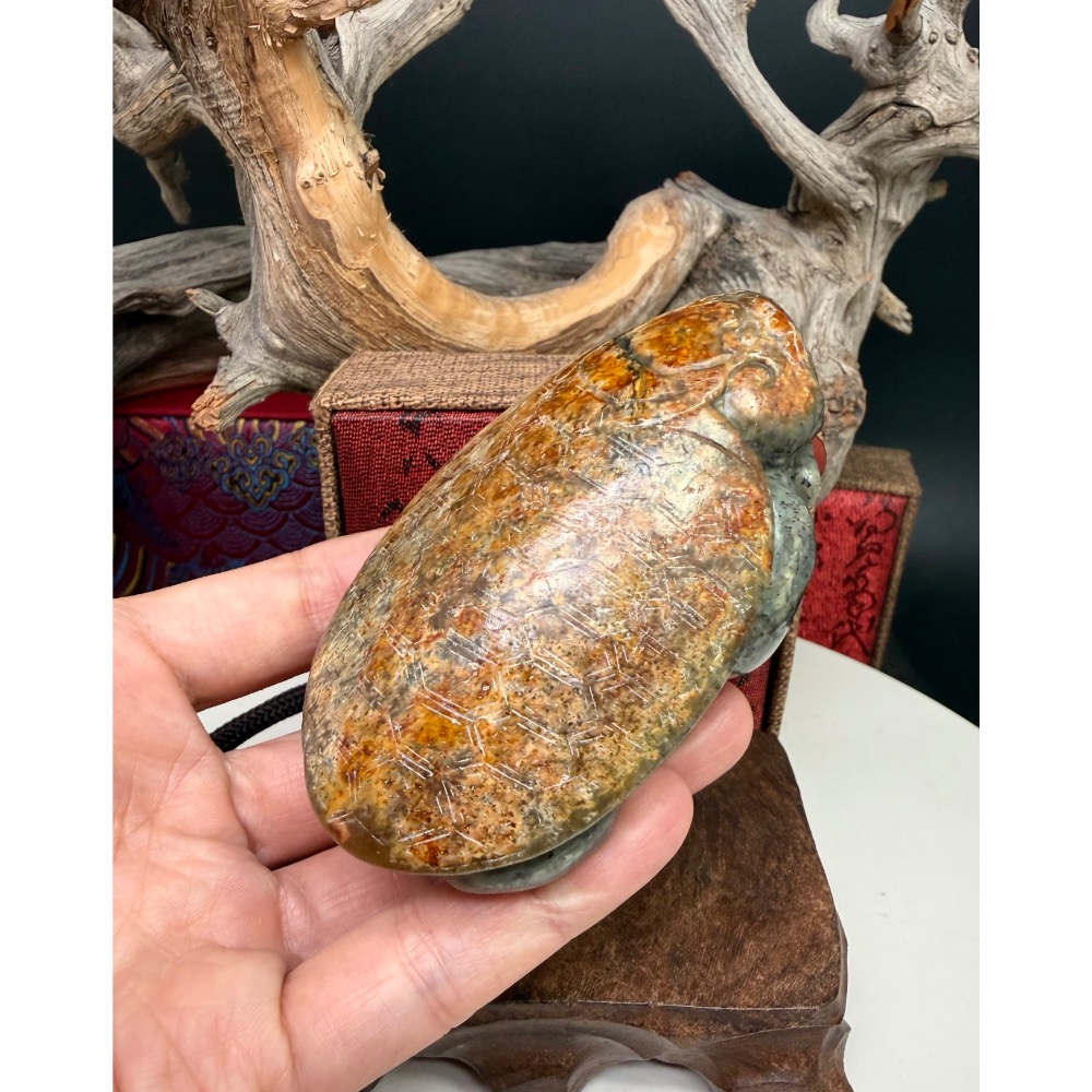 《寶瑠璃玉石水晶》保真天然和田玉聚墨青花籽料帶紅沁，手工立體雕刻「榮華富貴」龍龜擺件、手把件(附檢驗證書)-細節圖2
