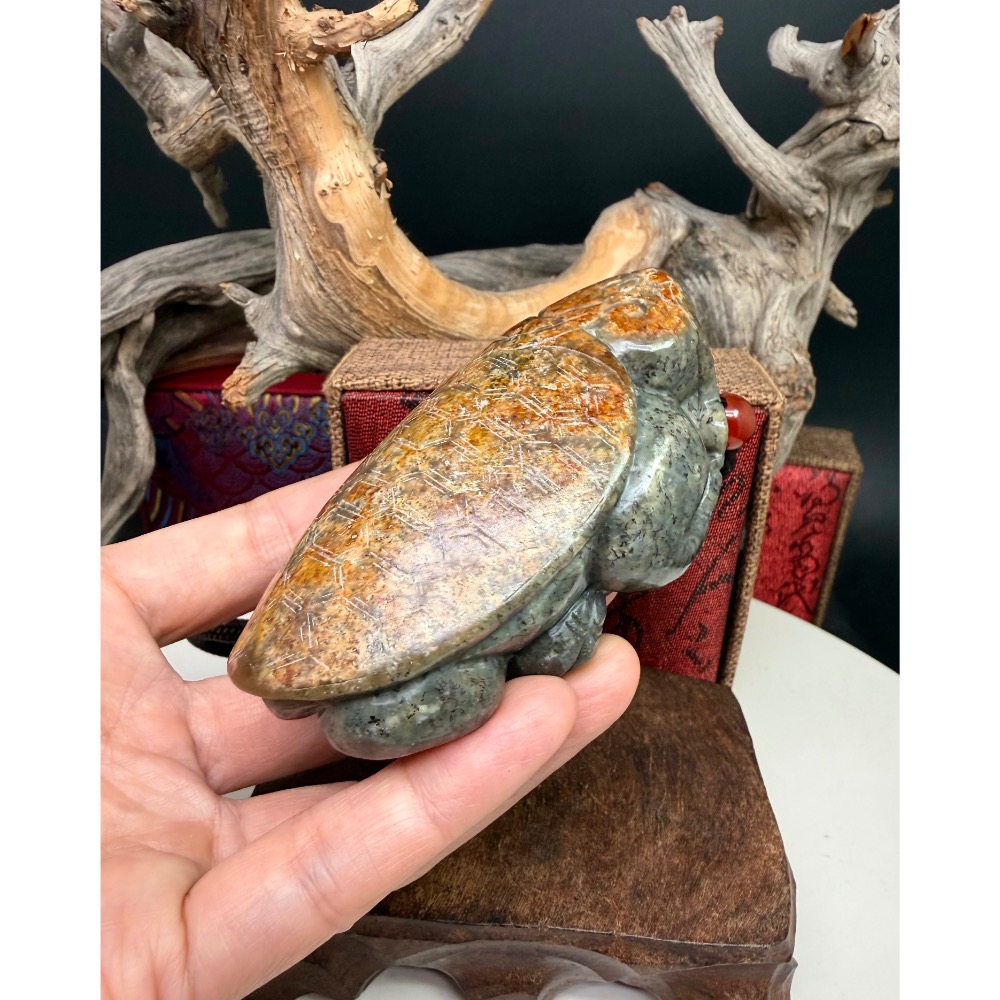 《寶瑠璃玉石水晶》保真天然和田玉聚墨青花籽料帶紅沁，手工立體雕刻「榮華富貴」龍龜擺件、手把件(附檢驗證書)-細節圖5