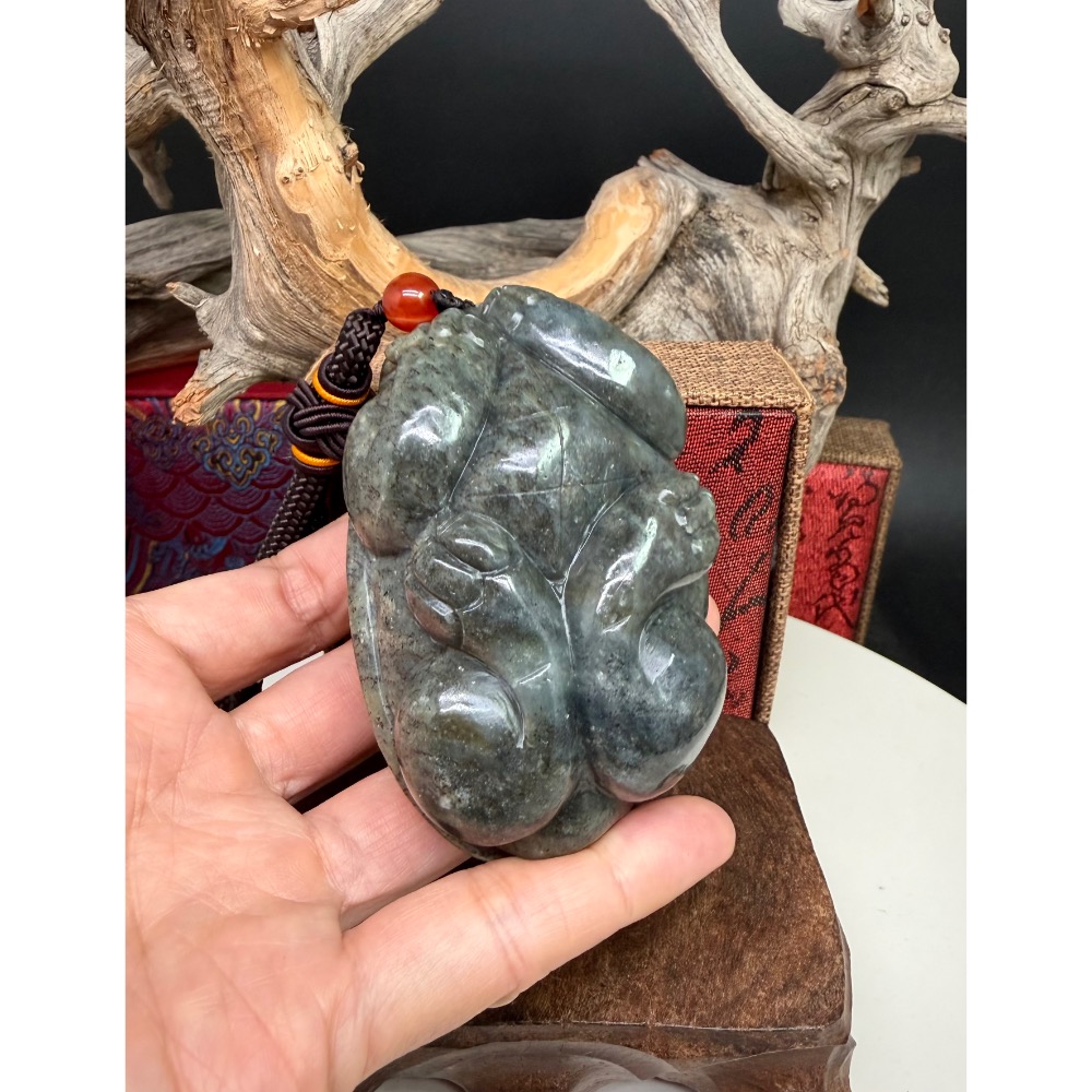 《寶瑠璃玉石水晶》保真天然和田玉聚墨青花籽料帶紅沁，手工立體雕刻「榮華富貴」龍龜擺件、手把件(附檢驗證書)-細節圖6
