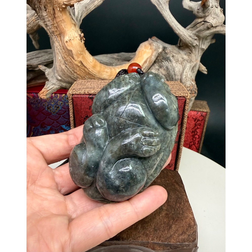 《寶瑠璃玉石水晶》保真天然和田玉聚墨青花籽料帶紅沁，手工立體雕刻「榮華富貴」龍龜擺件、手把件(附檢驗證書)-細節圖7