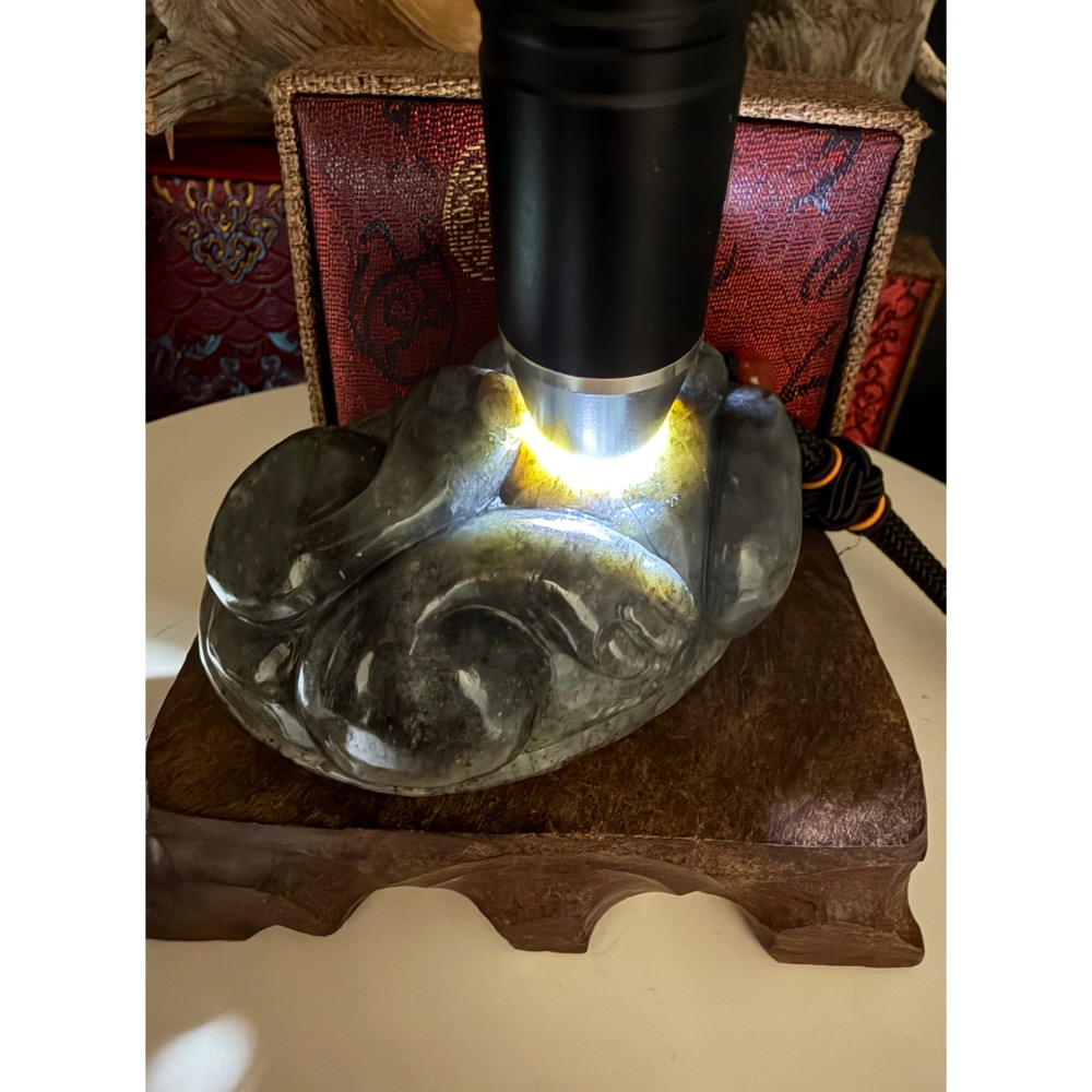 《寶瑠璃玉石水晶》保真天然和田玉聚墨青花籽料帶紅沁，手工立體雕刻「榮華富貴」龍龜擺件、手把件(附檢驗證書)-細節圖9