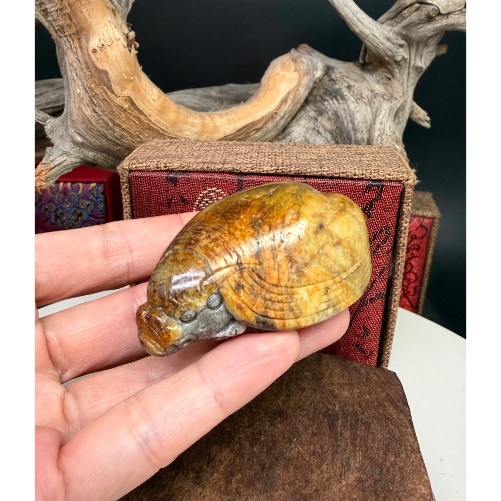 《寶瑠璃玉石水晶》保真天然和田玉黃沁青花籽料，手工雕刻「榮華富貴」吉祥龍龜擺件、手把件(附檢驗證書)-細節圖3